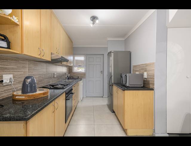 3 BEDROOM FREEHOLD TO LET IN TABLE VIEW